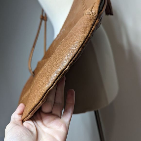 Vtg Hobo International Large Pebbled Leather Teardrop Crossbody Sling - Picture 15 of 16